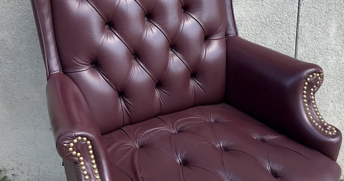 Uhuru Furniture & Collectibles 474956 Tufted Leather Wingback Desk