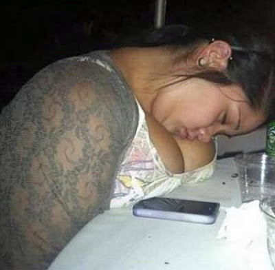 Am Tisch schlafen - Lustige Frauen Bilder Am Tisch schlafen - Lustige Frauen Bilder