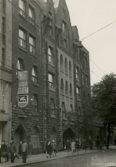 1970-е годы. Рига. Pētera Stučkas iela (ныне - Tērbatas ielā 15/17). Слева в доме № 13 ресторан "Росток"