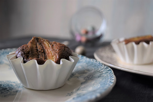 muffin alla farina di grano saraceno e riso integrale, skyr alla vaniglia e bananito caramellato