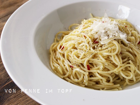 Penne im Topf: Spaghetti aglio olio - Pasta mit Knoblauch und Öl