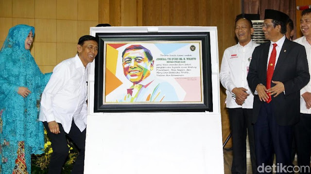 Wiranto Gugat Bambang Rp 44 Miliar, Dulu Kawan Sekarang Lawan Wiranto Gugat Bambang Rp 44 Miliar, Dulu Kawan Sekarang Lawan