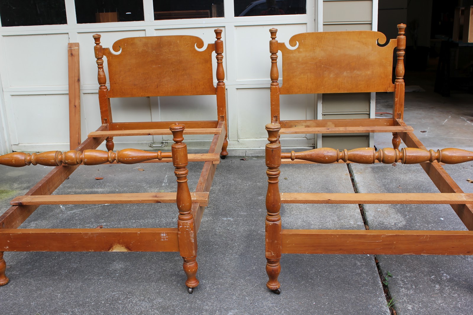 Mad Mary's Junk Yard: SOLD: Found these vintage maple twin beds!! Solid