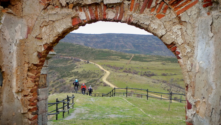 Biciorama: Eligiendo el camino difícil: Ruta de las ermitas en ruinas ...