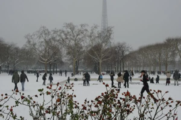 fotos de Paris com neve