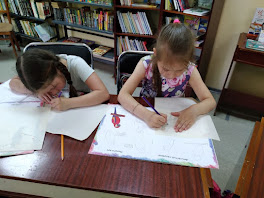 Девочки рисуют школьный лагерь Усмішка НВК № 59 бібліотека-філія №4 М.Дніпро