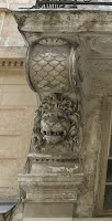 Console à tête de lion, 6 rue de Valois à Paris
