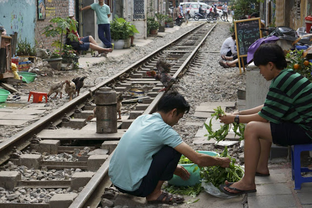 Railway street - Spontaneous tourist attraction in Hanoi