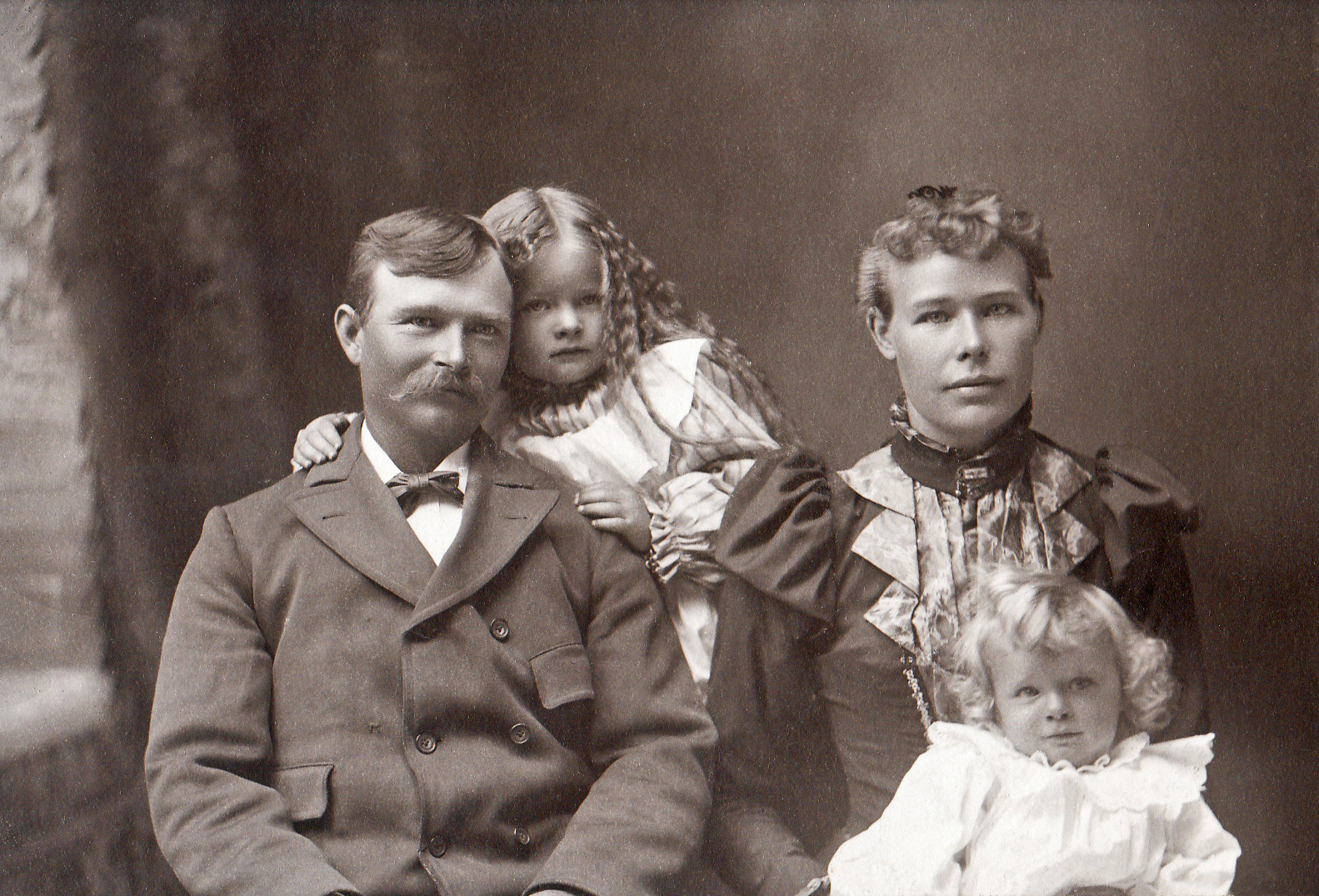 Старые папа и дочка. Старые фотографии. Старинный портрет семьи. Исторический семейный портрет. Старые семейные снимки.