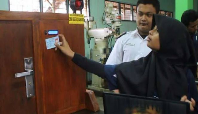 Kini Mengunci Rumah Bisa Pakai E-KTP! Seperti Temuan Dua Siswa SMKN 2 Bandung Ini Kini Mengunci Rumah Bisa Pakai E-KTP! Seperti Temuan Dua Siswa SMKN 2 Bandung Ini