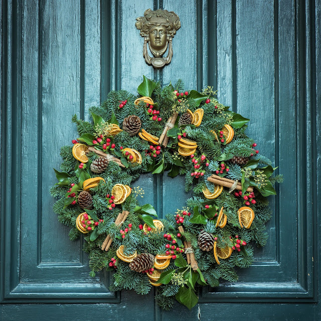 Fall Foliage Wreath on Door | Jez Timms via Unsplash