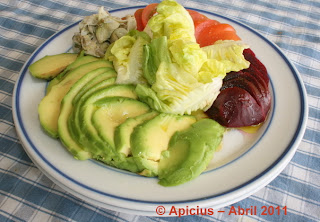  740º Menú, Lentejas casi viudas, Espárragos verde y pechuga de pollo a la plancha, ensalada y fruta. 