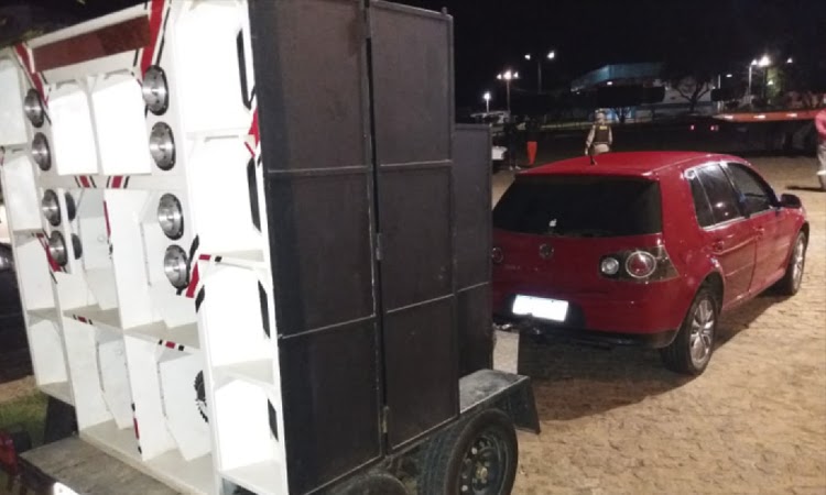 Polícia encerra festa clandestina e apreende paredão de som em Maracás