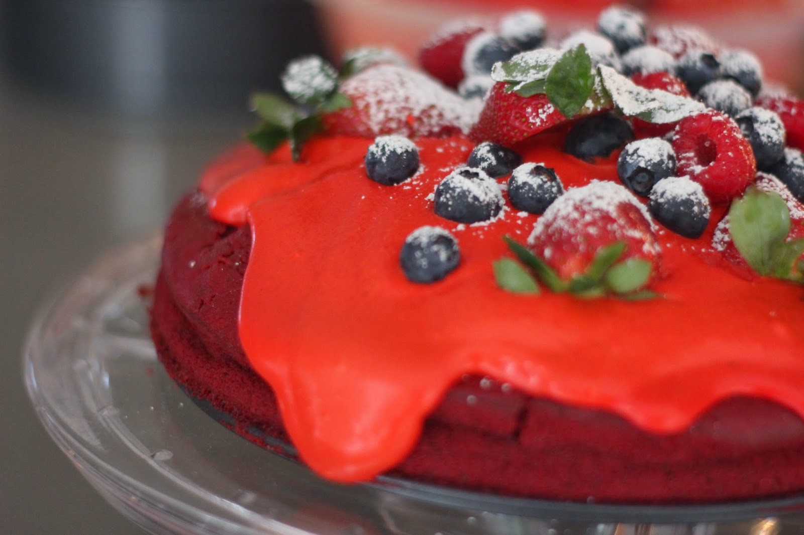 كيك ريد فيلفيت مع صوص ريد فيلفيت