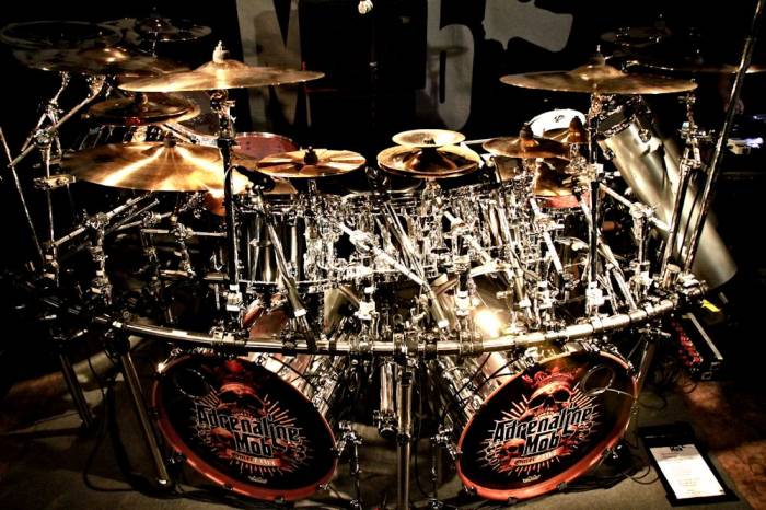 Mike drum kit. Mike Portnoy Drum Kit. Mike Portnoy Drum Set. Dream Theater барабанщик. Snare Drum Mike Portnoy.
