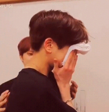 어제자 데뷔 첫 1위하고 눈물쏟는 더보이즈 | 인스티즈