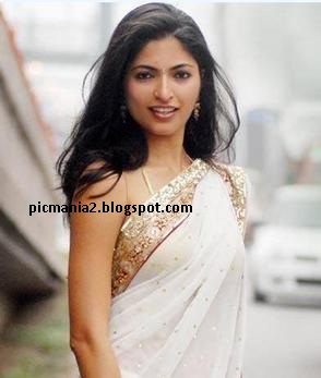 parvathy omanakuttan in saree hot cleavage show