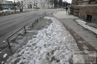 © hamburgize.com / Stefan Warda - "Geräumter Radweg" Gorch-Fock-Wall Fake-Winterdienst: "Geräumter Radweg" Gorch-Fock-Wall / Stephansplatz