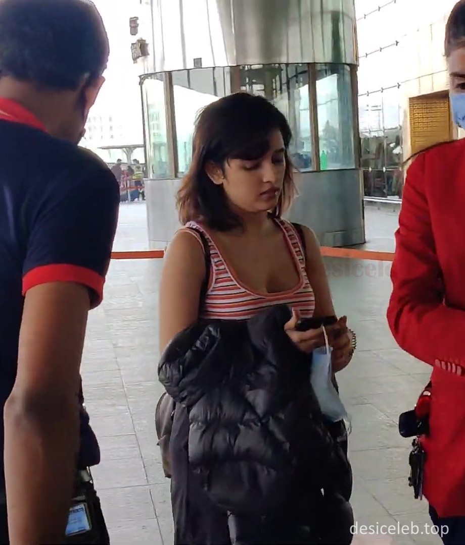 Shirley Setia seen at the airport 2021. Shirley Setia Deep Cleavage, Shirley Setia boobs show, Shirley Setia cleavage show, Shirley Setia down blouse