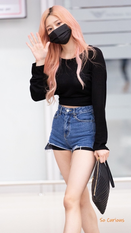 IZONE Minju Airport Fashion.