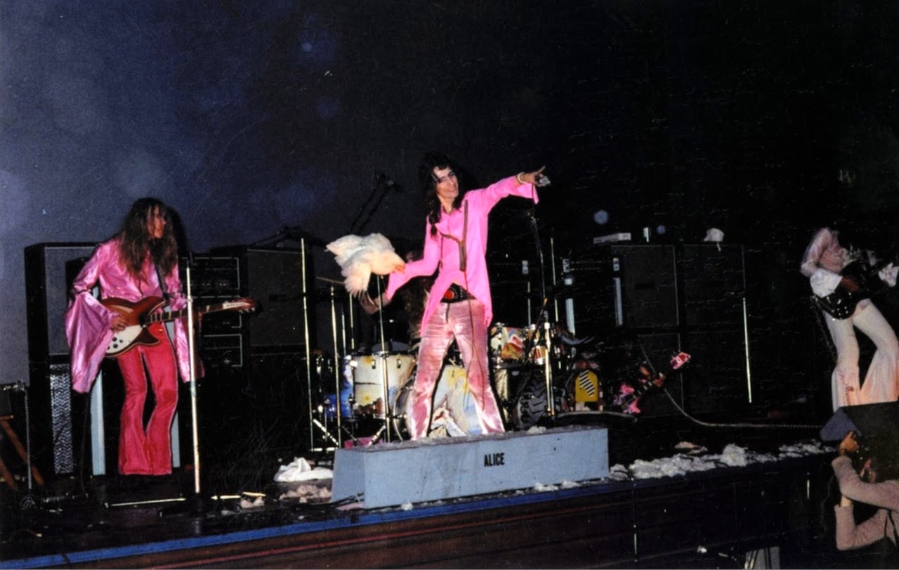 Alice+Cooper+throwing+a+chicken+to+the+audience+(1969).jpg