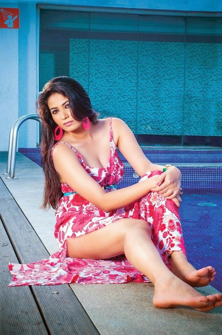SAREE BELOW NAVEL PHOTOS: Actress Kavya Shetty Hot Sexy Thigh Show Pics  From Hot Photoshoot