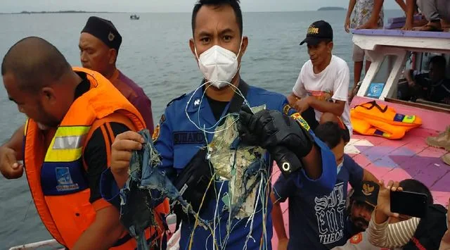 BREAKING NEWS: Ini Video Penemuan Benda Diduga Serpihan Pesawat Rute Jakarta-Pontianak Jatuh di Kepulauan Seribu