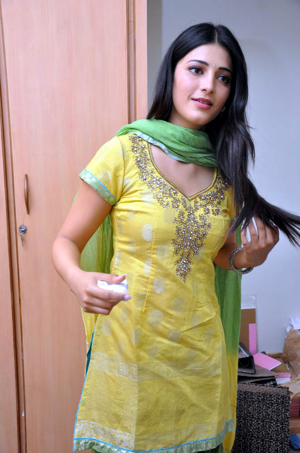 Lips Gossip: Shruti-Hassan-Latest-Photo-Shoot-Photos