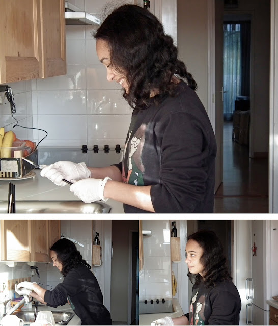 Quatres photos d'une femme dans une cuisine. Elle rit tout en nettoyant un pinceau au-dessus du lavabo.