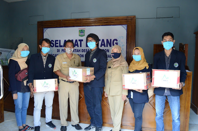 Peduli Covid-19, Mahasiswa KKN UM Desa Kasembon Bagikan Masker Gratis