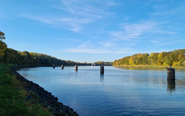 Küsten-Spaziergänge rund um Kiel, Teil 7: Herbst-Spaziergang am Nord-Ostsee-Kanal bei Suchsdorf. Die Kanalweiche bei Schwartenbek ist ein faszinierender Anblick. Hier können Schiffe auf dem Kanal einander ausweichen.