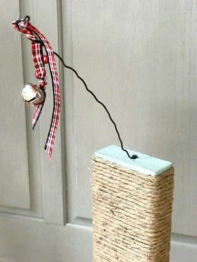 DIY Scratching post with a bell for kittens