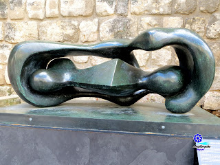 Formas conectadas reclinadas - Henry Moore - 1969