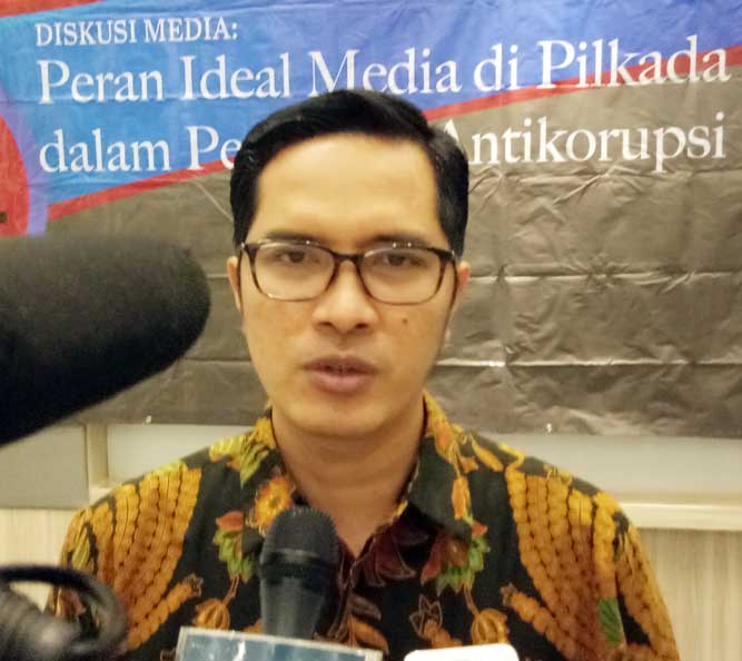 235 Laporan Indikasi TPK Dari Maluku Ambon, Malukupost.com - Sedikitnya ada 235 laporan indikasi tindak pidana korupsi (TPK) dari Maluku pernah masuk ke Komisi Pemberantasan Korupsi (KPK) selama periode 2015-2018. Juru Bicara KPK Febri Diansyah dalam diskusi "Peran Ideal Media di Pemilihan Kepala Daerah (Pilkada) dalam Perspektif Anti Korupsi" di Ambon, Rabu (25/4), menyebutkan laporan kasus yang masuk ke pihaknya cukup banyak.