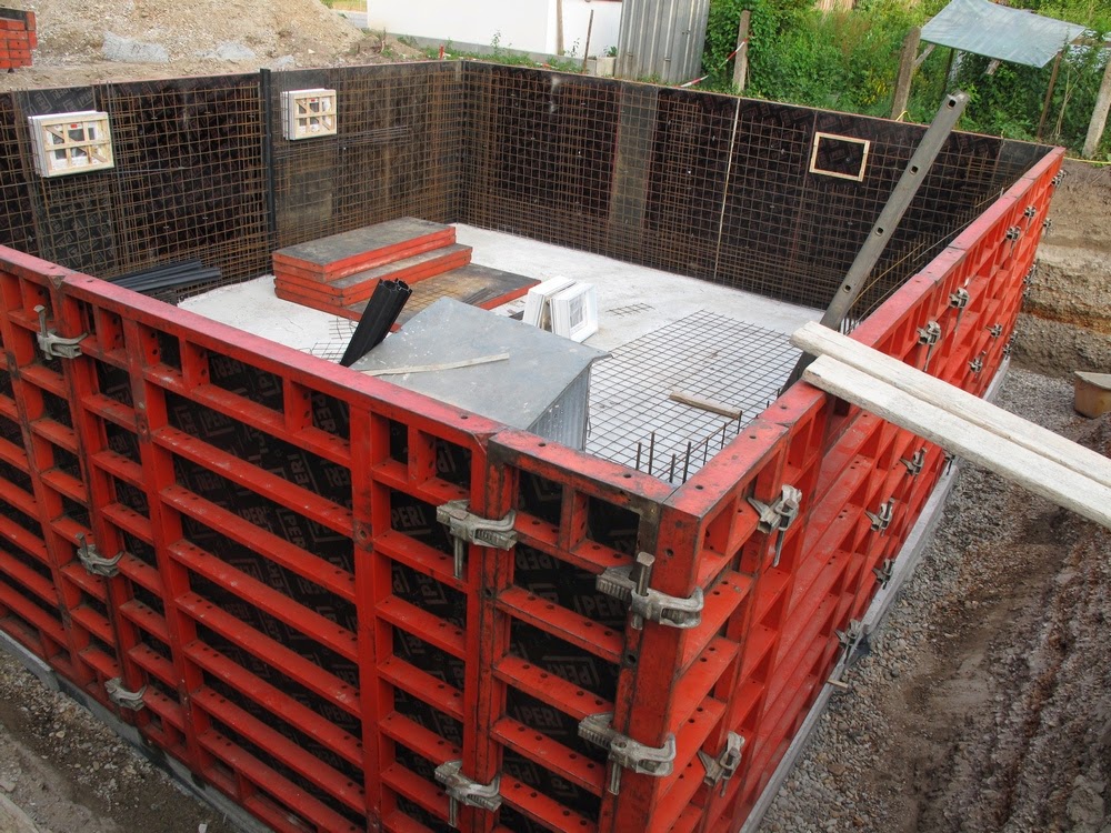 Hausbau mit der Firma KMH: Schalung Kellerwände, Ringerder und co.