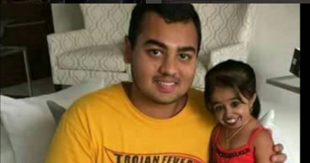 Jyoti amge с мужем. Джоти амджи с мужем и детьми. Джоти амджи с мужем. Самая маленькая женщина в мире джоти амджи. Джоти амджи с мужем.