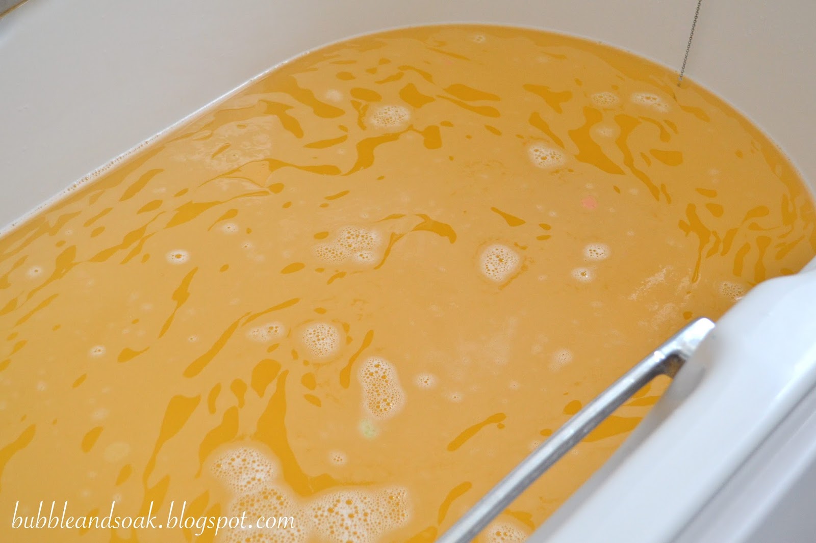 bubble and soak Lush // Dragon's Egg Bath Bomb Review