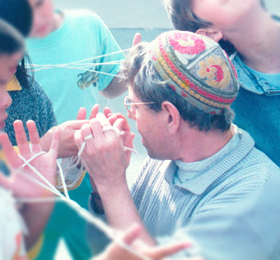 Fred teaching string figures at Alianza, 1991
