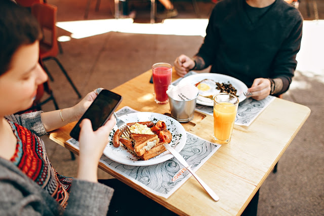 Distraction while eating How to lose weight fast without exercise - Eat Without Electronic Distractions
