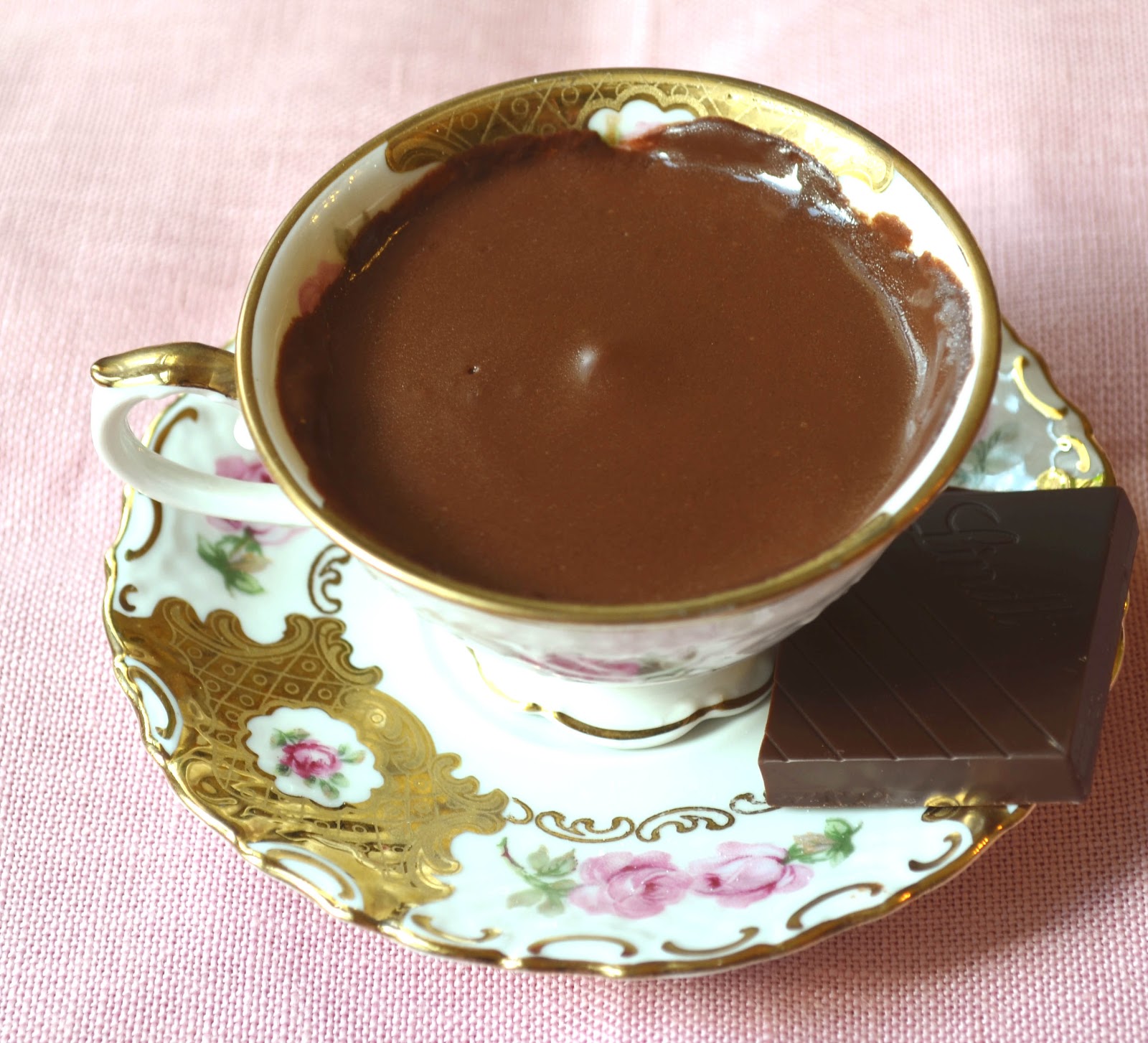 Горячий шоколад без шоколада. Французский горячий шоколад. Французский шоколад кофе. Французский шоколад. Темный горячий шоколад.