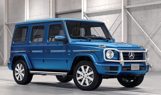 The G Manufactur South Blue metallic combines the shades of both bright and dark blue. It's a very rich blue finish and the 2021 G-Class just loves it.