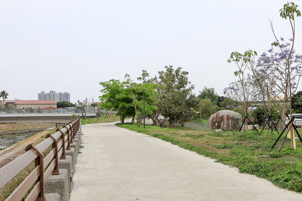 台中大里旱溪排水水利園區(藍花楹公園)水岸步道、雲彩橋散步好去處