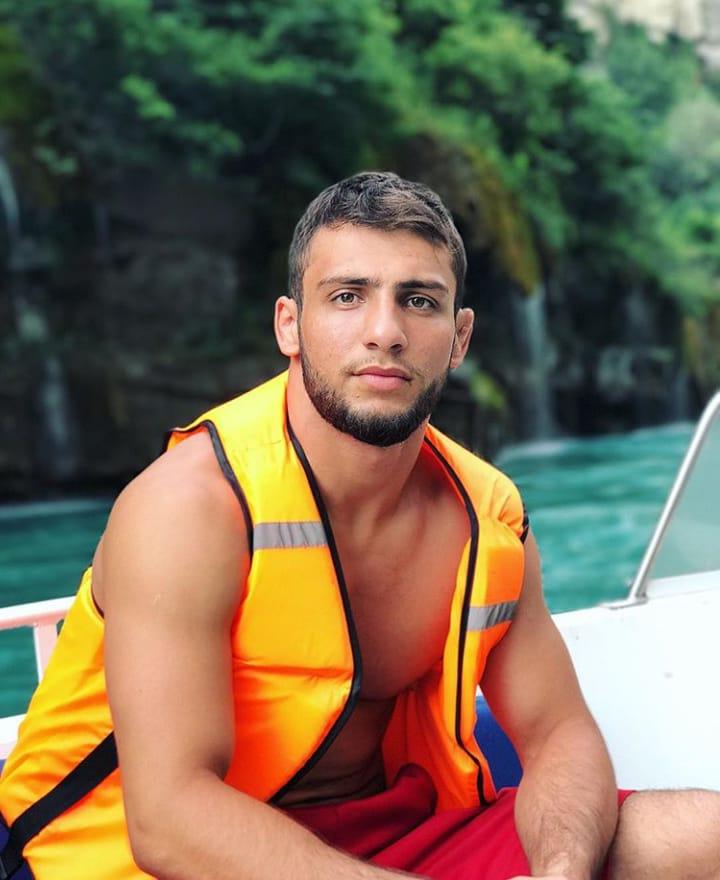 cute-guys-pictures-nature-bearded-persian-hunks