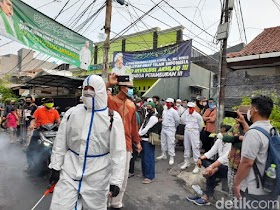 Polisi Semprot Disinfektan di Petamburan, Gang Rumah HRS Dijaga Laskar FPI
