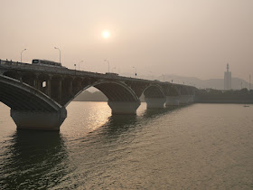 buses and people on Juzizhou Bridge (橘子洲大桥) in Changsha