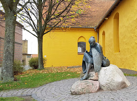 Faszinierende Felsen, wunderschöne Häfen und eine knallgelbe Kirche: Eine spannende Tour durch den Norden von Bornholm. Den Runenstein bei der gelben Kirche von Allinge haben wir ebenfalls besucht. Die Engel-Skulptur neben der Kirche ist ein weiterer Tipp für Euren Ausflug.