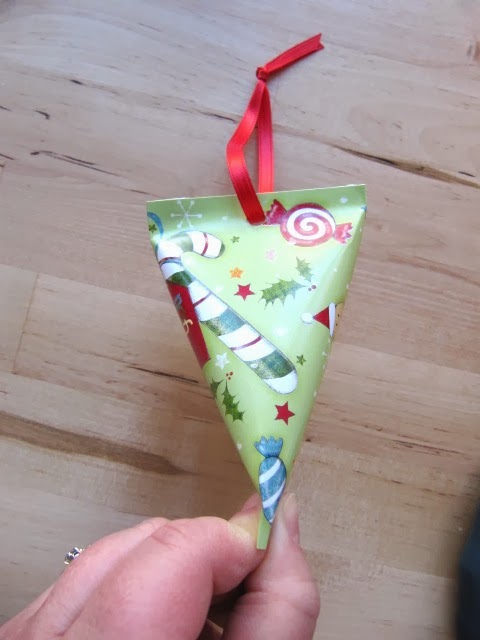 sew-many-ways-recycled-christmas-cards-tiny-gift-box