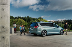 chrysler pacifica hybrid primer vistazo manejo earns highway rating minivan betting reinventing articulo compartir este autos thedetroitbureau