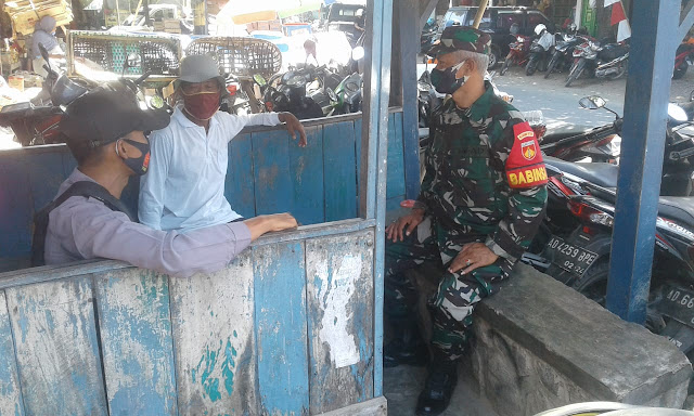 Wujudkan Kondusifitas Wilayah, Babinsa Bersama Bhabinkamtibmas Laksanakan Komsos dengan Masyarakat Wujudkan Kondusifitas Wilayah, Babinsa Bersama Bhabinkamtibmas Laksanakan Komsos dengan Masyarakat