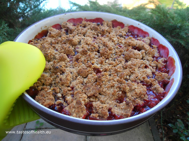 crumble, plum, plums, plum crumble, oats, dessert, breakfast, recipe, recipes, healthy